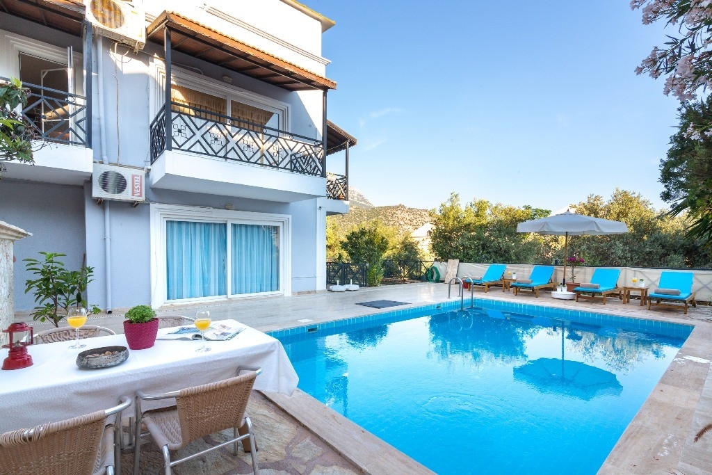Kalkan'da Merkeze Yürüyüş Mesafesinde, Ortak Havuzlu, Kiralık Suit