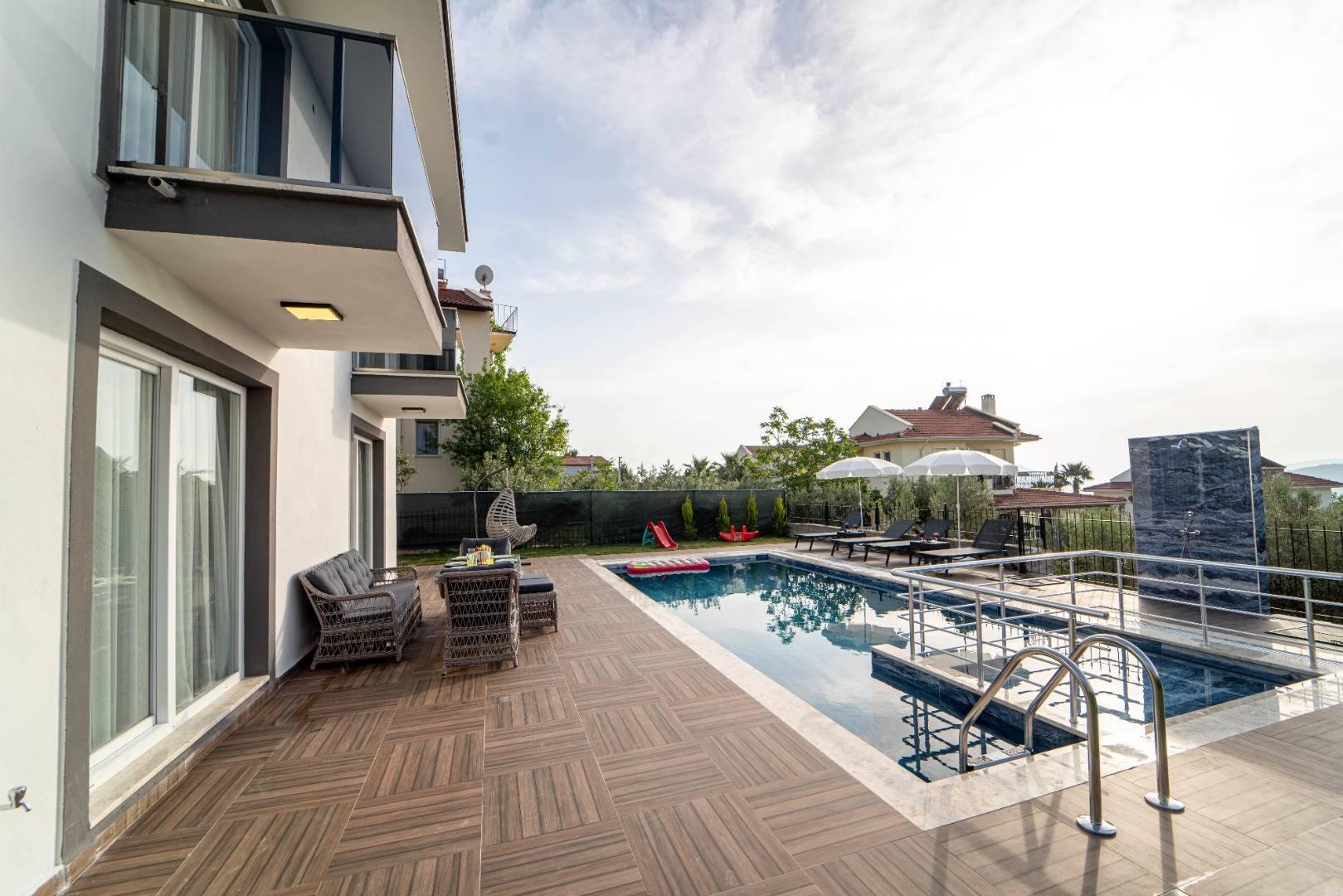 Fethiye'de Ölüdeniz'de Merkezi Konumda, Çocuk Havuzlu, Modern Villa-26707