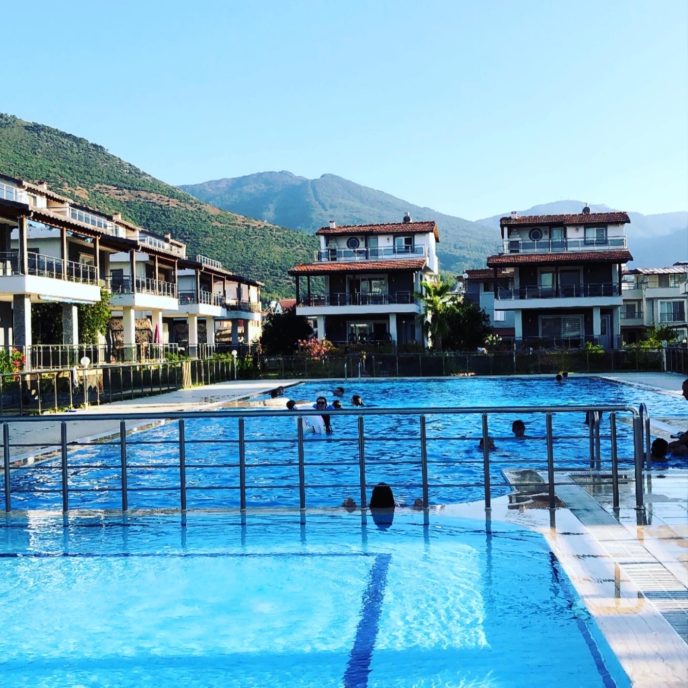 Kuşadası Güzelçamlı'da Sahile Yakın, Olimpik Havuzlu, Geniş Villa