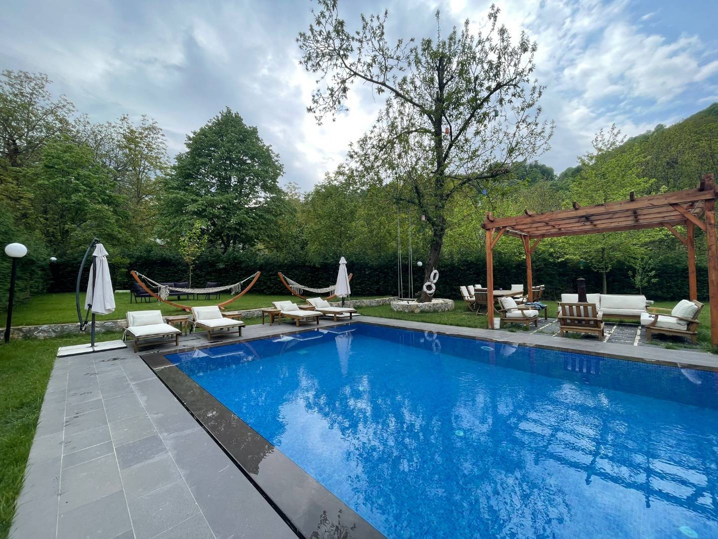 Sapanca'da Doğa Manzaralı Eşsiz Teraslı, Geniş Bahçeli, Şömineli Villa