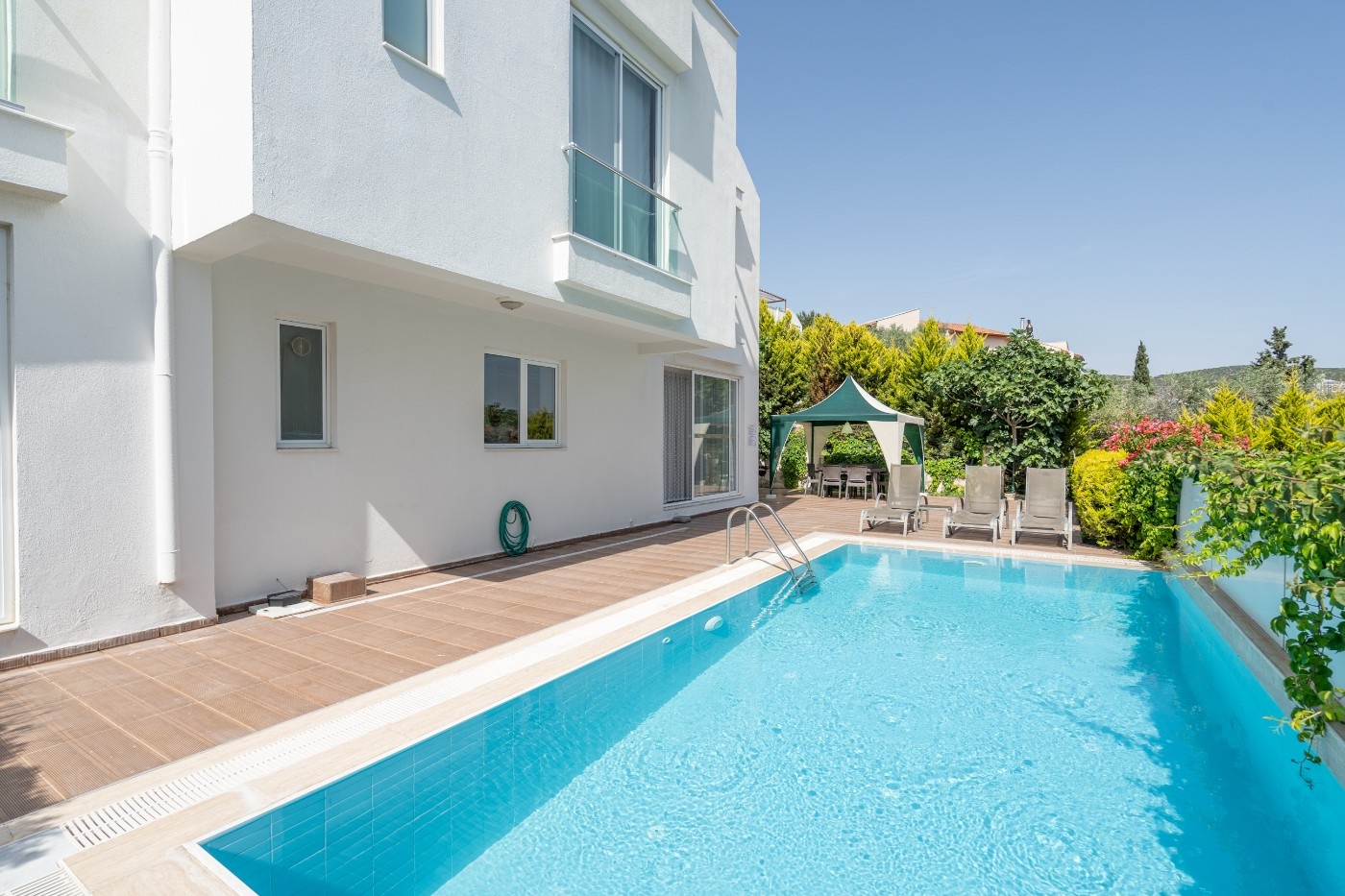 Kuşadası Kadınlar Denizi'nde Harika Manzaralı, Özel Havuzlu, Şık Villa