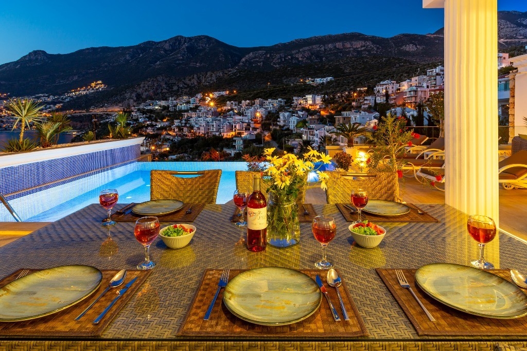 Kalkan Kışla'da Denize Yürüme Mesafesinde, Özel Havuzlu, Lüks Villa