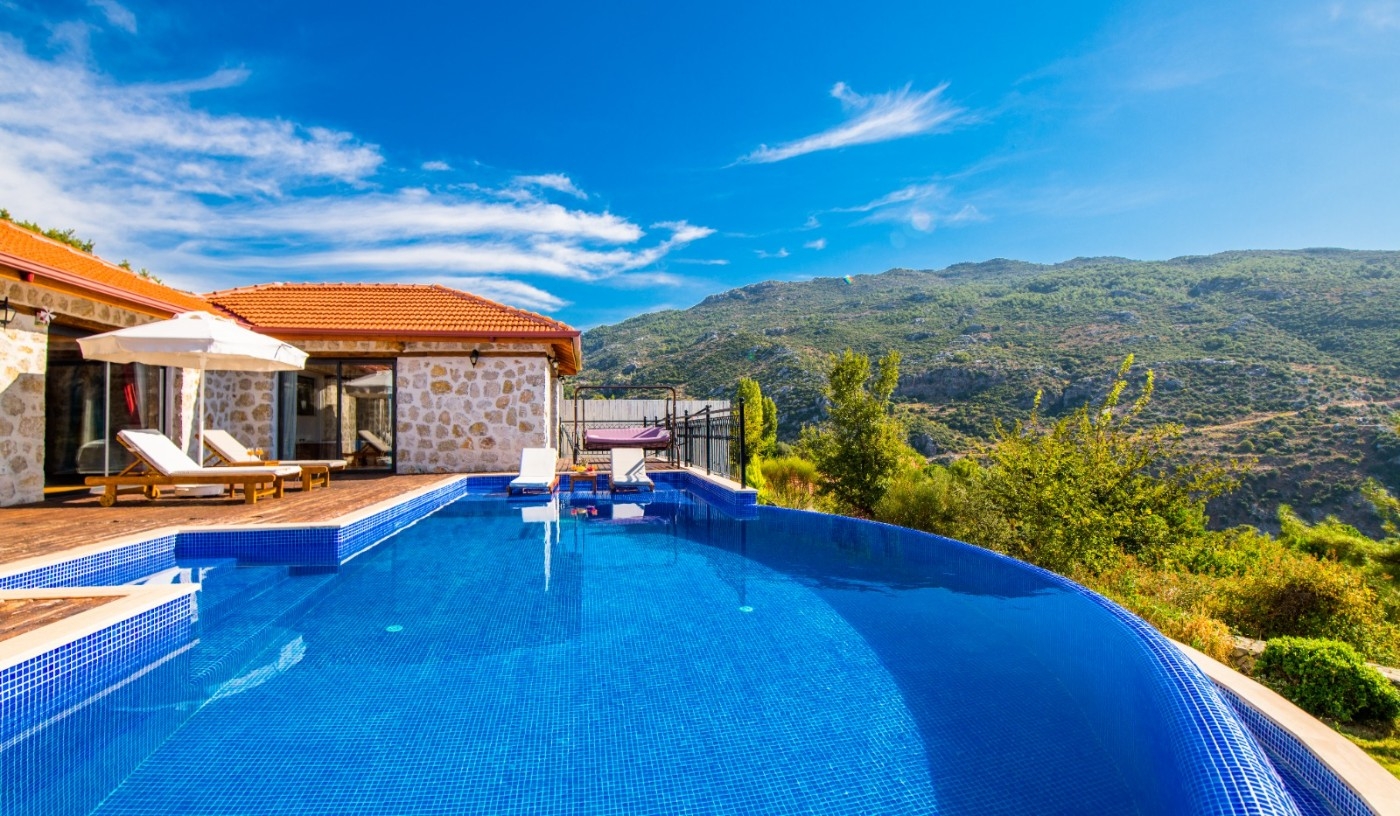 Kaş İslamlar'da Doğa İle İç İçe, Sonsuzluk Havuzlu, Kiralık Villa