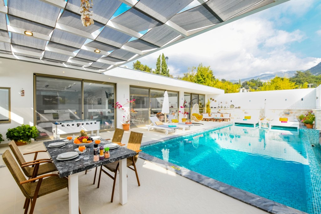 Kaş İslamlar'da Modern Tasarımlı, Özel Havuzlu, Jakuzili Villa