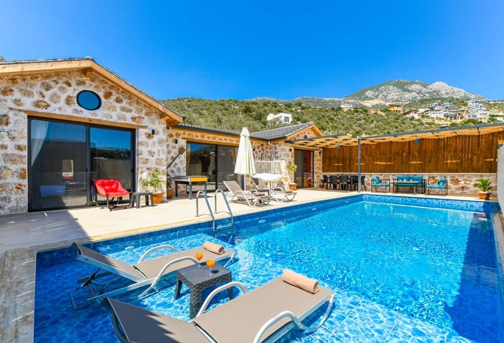 Kaş Bezirgan'da Enfes Taş Mimarili, Özel Havuzlu, Jakuzili Villa