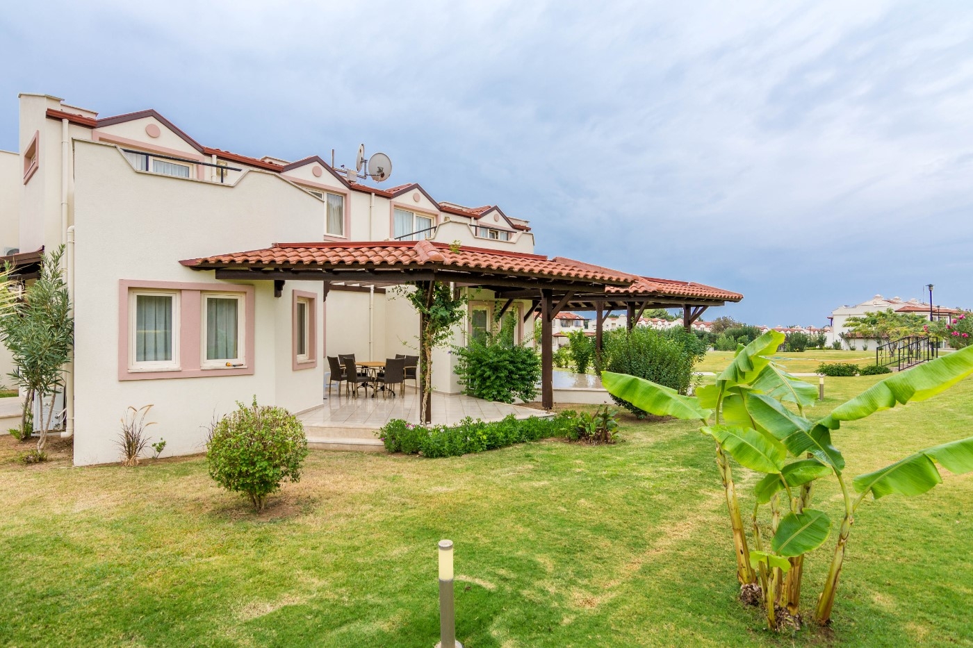 Didim Akbük'te Denize Sıfır Tesiste, 3 Yatak Odalı Bahçeli Villa
