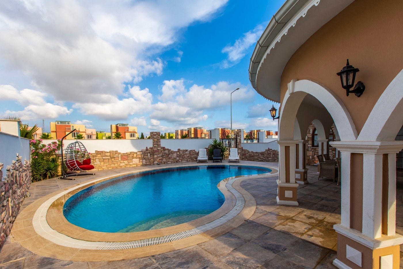 Serik Kadriye'de Şık Mimarili, Özel Havuzlu, Konforlu Villa