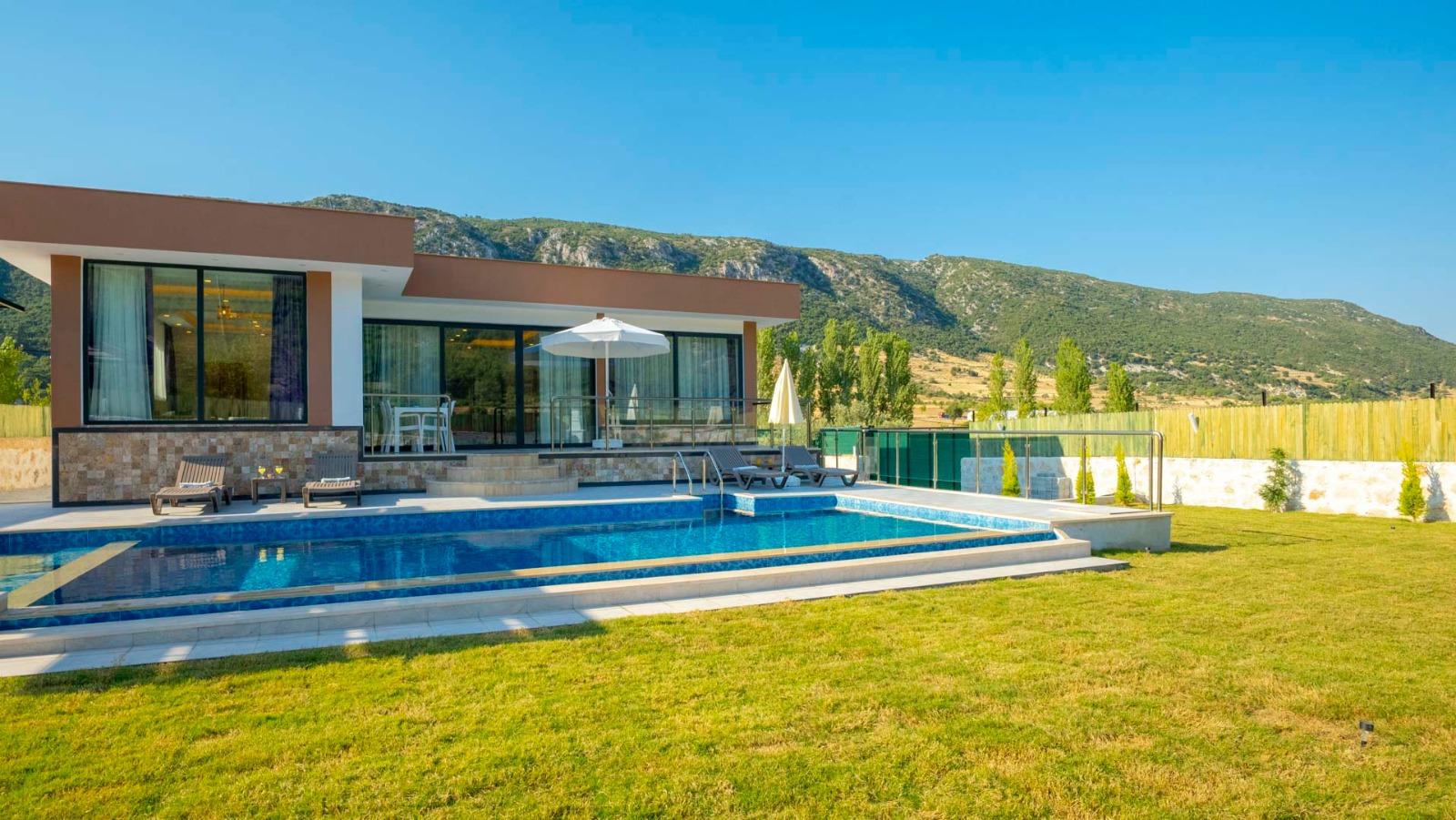 Kaş Sarıbelen'de Geniş Bahçeli, Özel Havuzlu, 2+1, Lüks Villa-24324