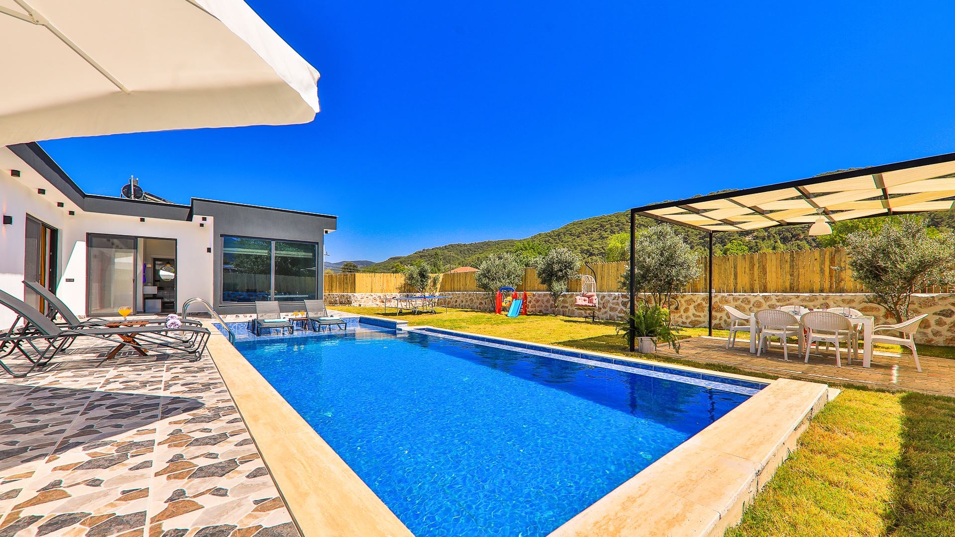 Kaş Sarıbelen'de Geniş Bahçeli, Özel Havuzlu, Modern Dizaynlı Villa