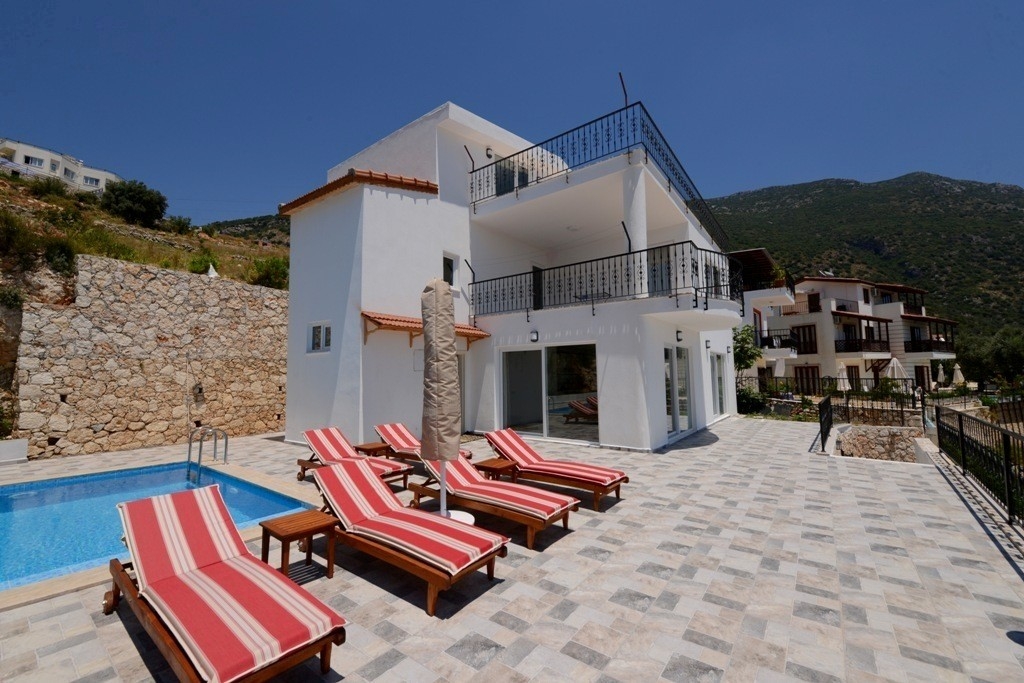 Kalkan'da Muhteşem Manzaralı, Özel Havuzlu, 12 Kişilik Konforlu Villa