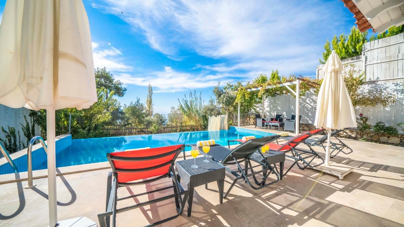 Kaş İslamlar'da Geniş Bahçeli, Özel Havuzlu, Kiralık Villa