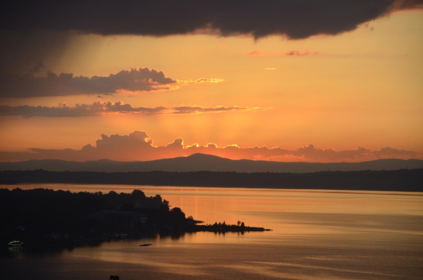 Sapanca'da Panoramik Göl Manzaralı, Özel Havuzlu, 8 Kişilik Villa