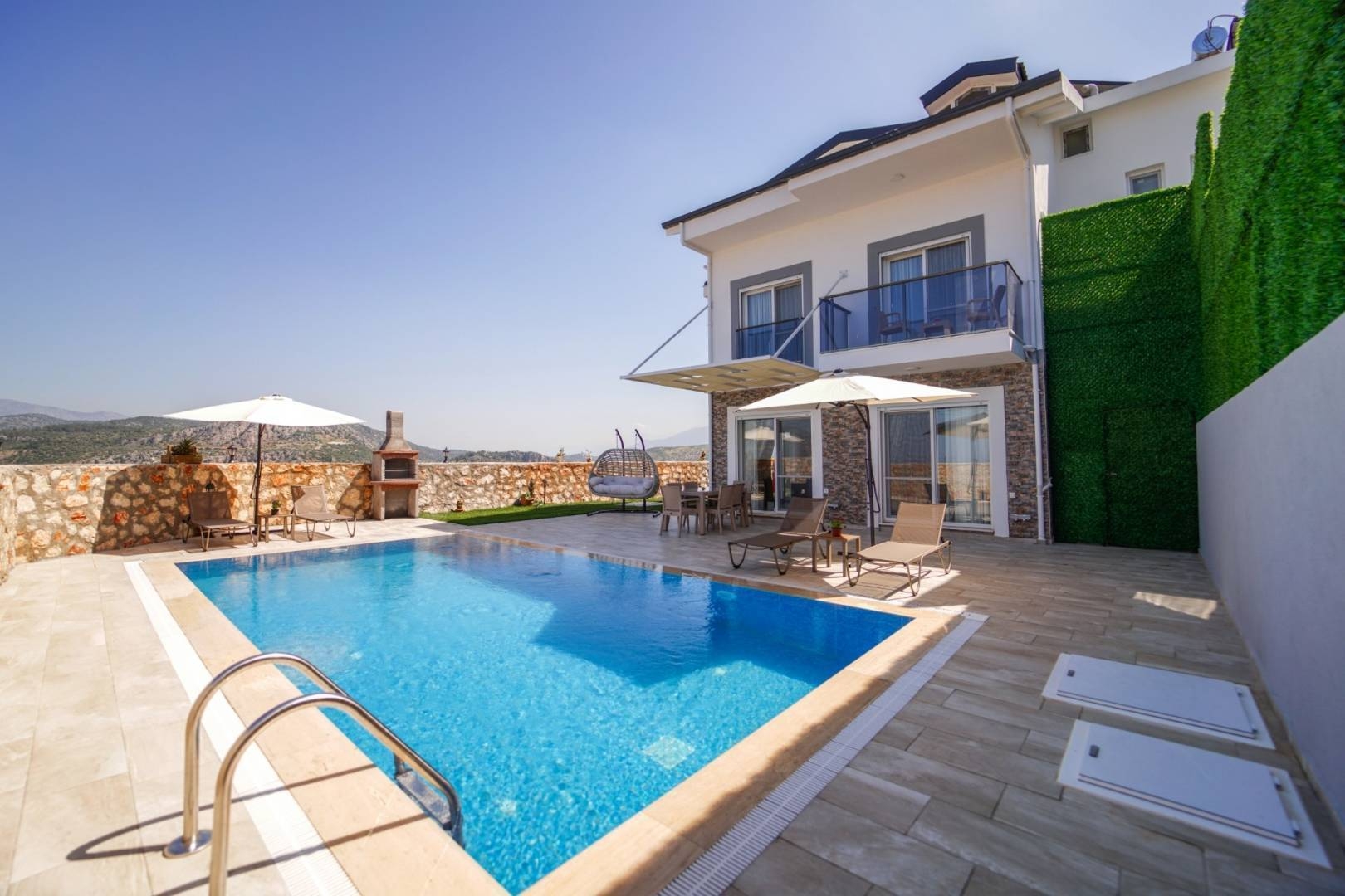 Seydikemer Kumluova'da Modern Tasarımlı, Özel Havuzlu, Jakuzili Villa