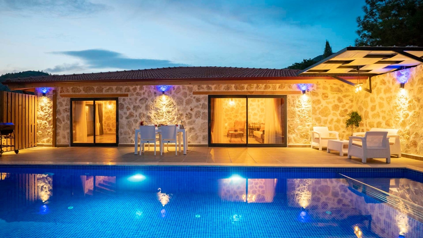 Kaş İslamlar'da Taş Mimarili, Özel Havuzlu, Modern Tasarımlı Villa