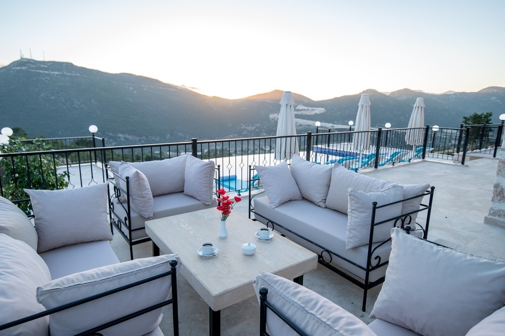 Kaş Sarıbelen'de Huzur Dolu Doğada, Özel Havuzlu, Taş Villa