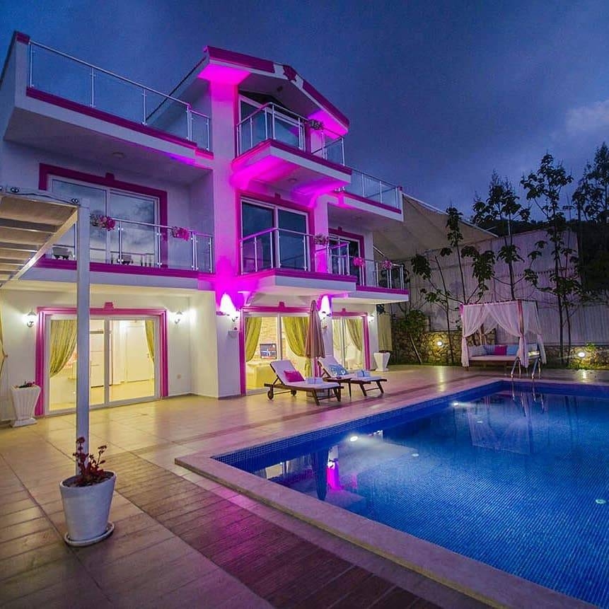 Kaş İslamlar'da Deniz Manzaralı, Özel Havuzlu, Sinema Salonlu Villa