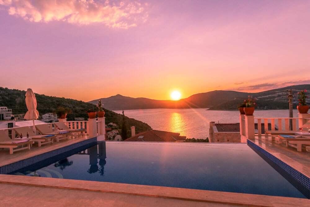 Kaş Kalkan'da Deniz Manzaralı, Kalabalık Ailelere Uygun, Şık Villa