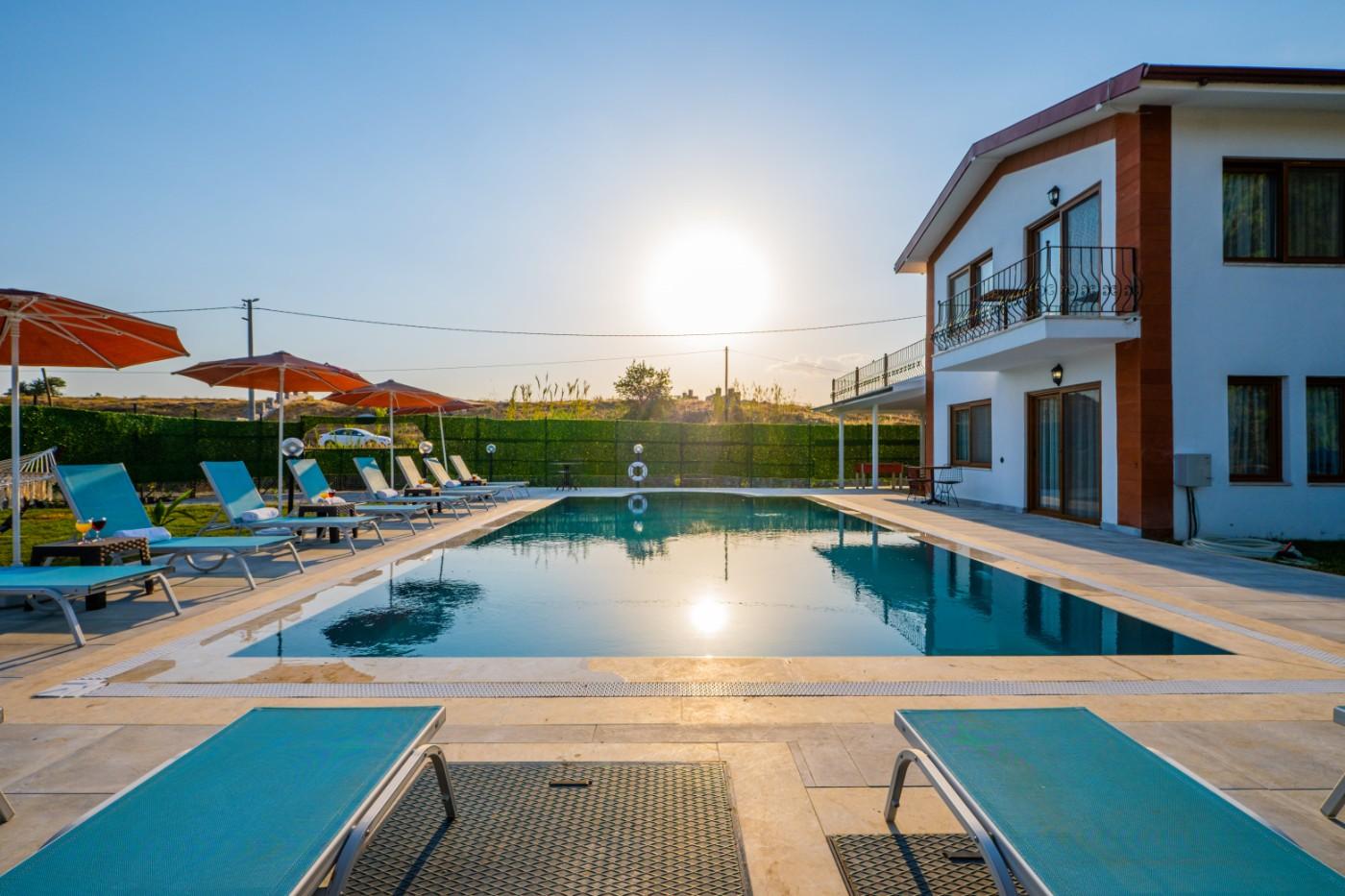 Fethiye Çiftlik'te Geniş Bahçeli, Özel Havuzlu, 12 Kişilik Şık Villa-22302