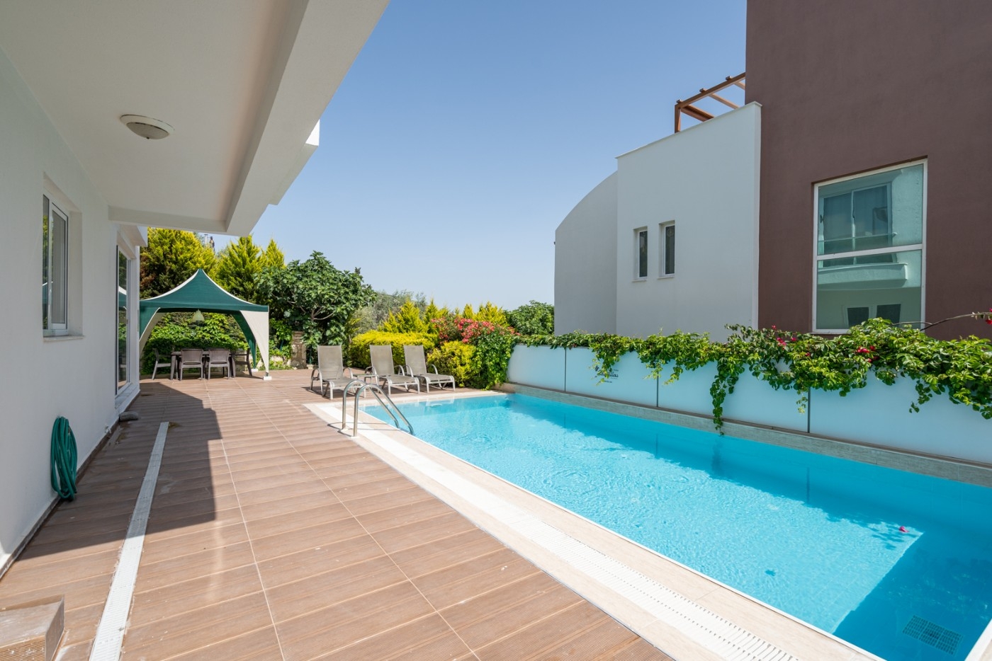 Kuşadası Kadınlar Denizi'nde Harika Manzaralı, Özel Havuzlu, Şık Villa