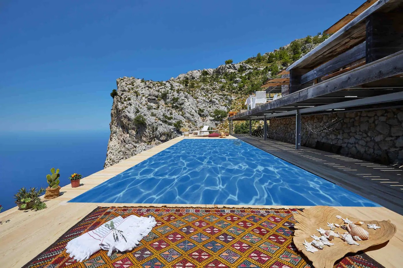 Fethiye Karaağaç'ta Göz Alıcı Manzaralı, Eşsiz Taş Ev