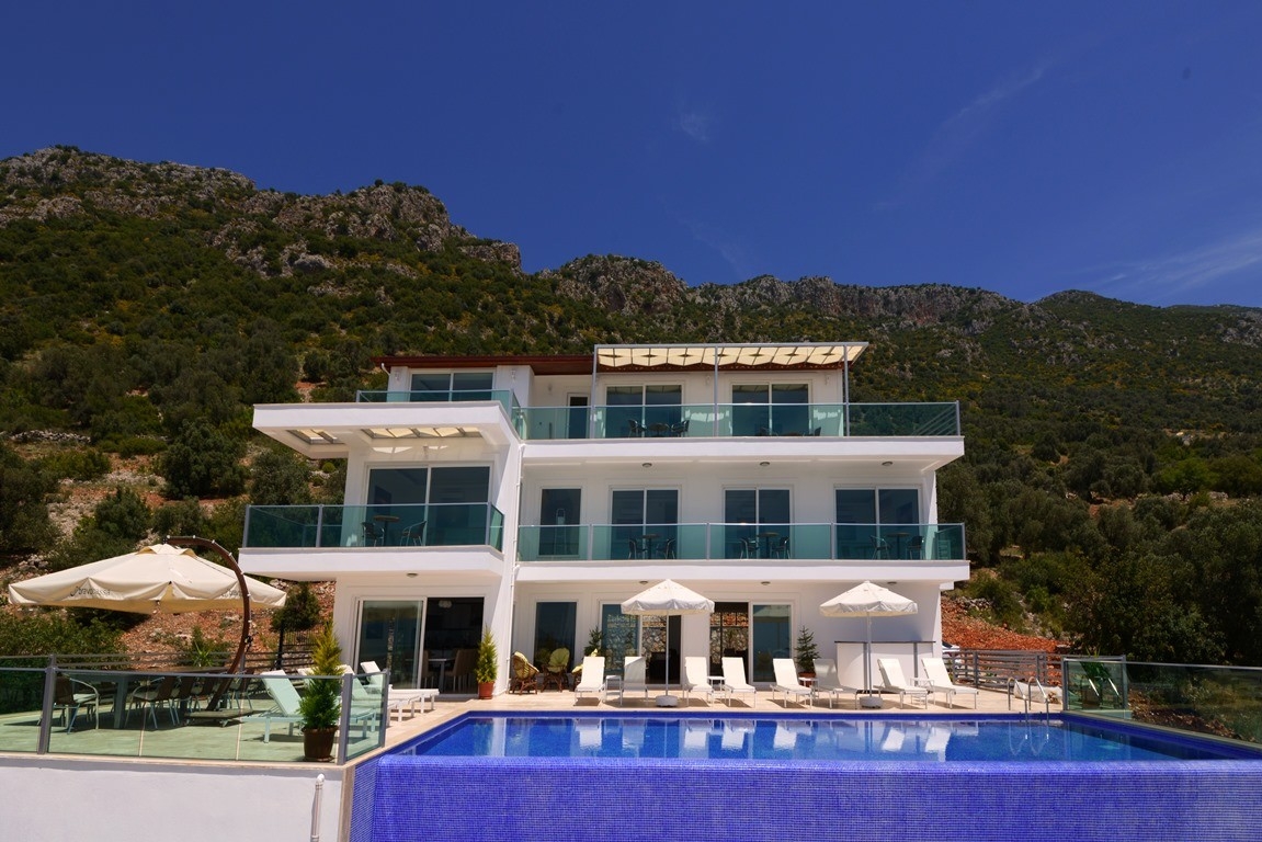 Kaş Bezirgan'da Muhteşem Deniz Manzaralı, Özel Havuzlu, Modern Villa