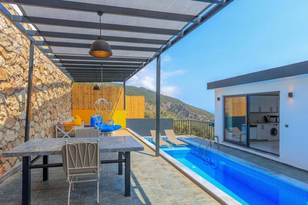 Kaş Bezirgan'da Adalar Manzaralı, Özel Havuzlu, Şık Balayı Villası
