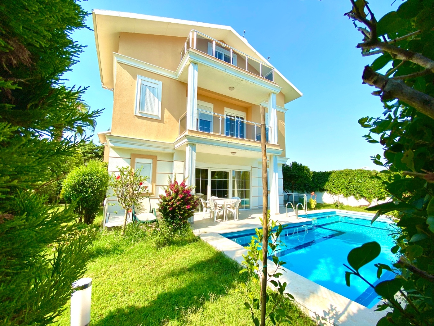 Serik Kadriye'de Geniş Bahçeli, Özel Havuzlu, Şık Kiralık Villa