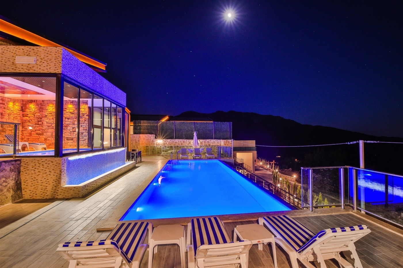Kaş İslamlar'da Doğayla İç İçe, Açık ve Kapalı Havuzlu, Konforlu Villa