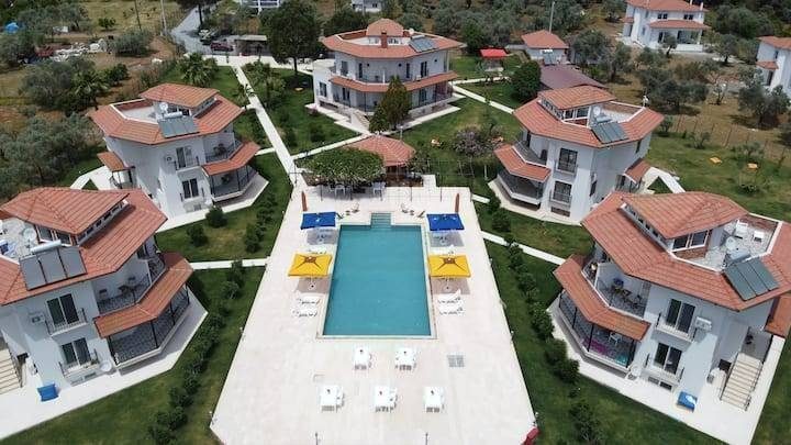 Muğla Köyceğiz'de Tesis İçerisinde, 10 Kişi Kapasiteli, Kiralık Villa
