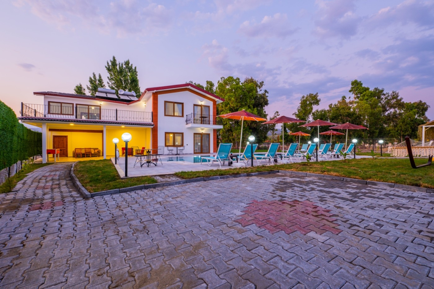 Fethiye Çiftlik'te Geniş Bahçeli, Özel Havuzlu, 12 Kişilik Şık Villa