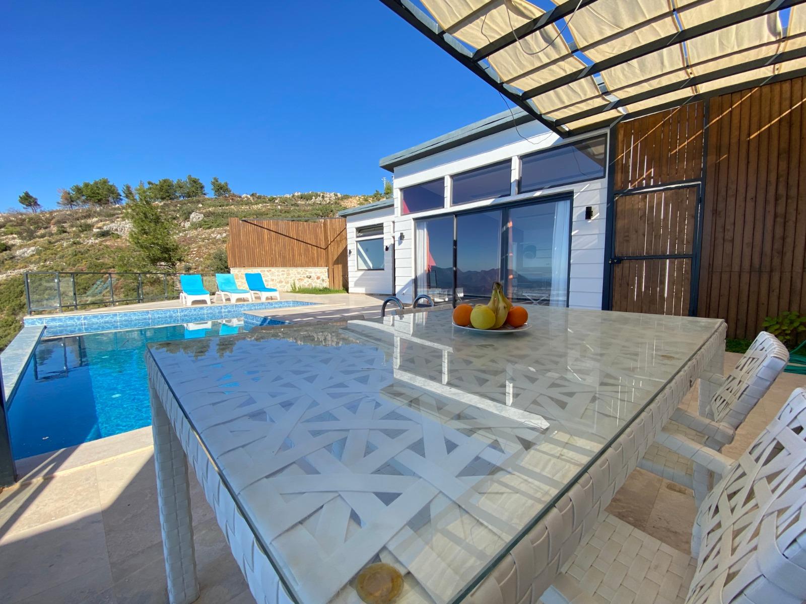 Kaş Üzümlü'de Muhteşem Manzaralı, Özel Havuzlu, Modern Villa-24396