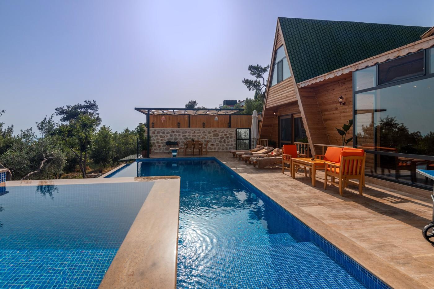 Kaş İslamlar'da Ahşap Mimarili, Isıtmalı Havuzlu, Korunaklı Villa-16867