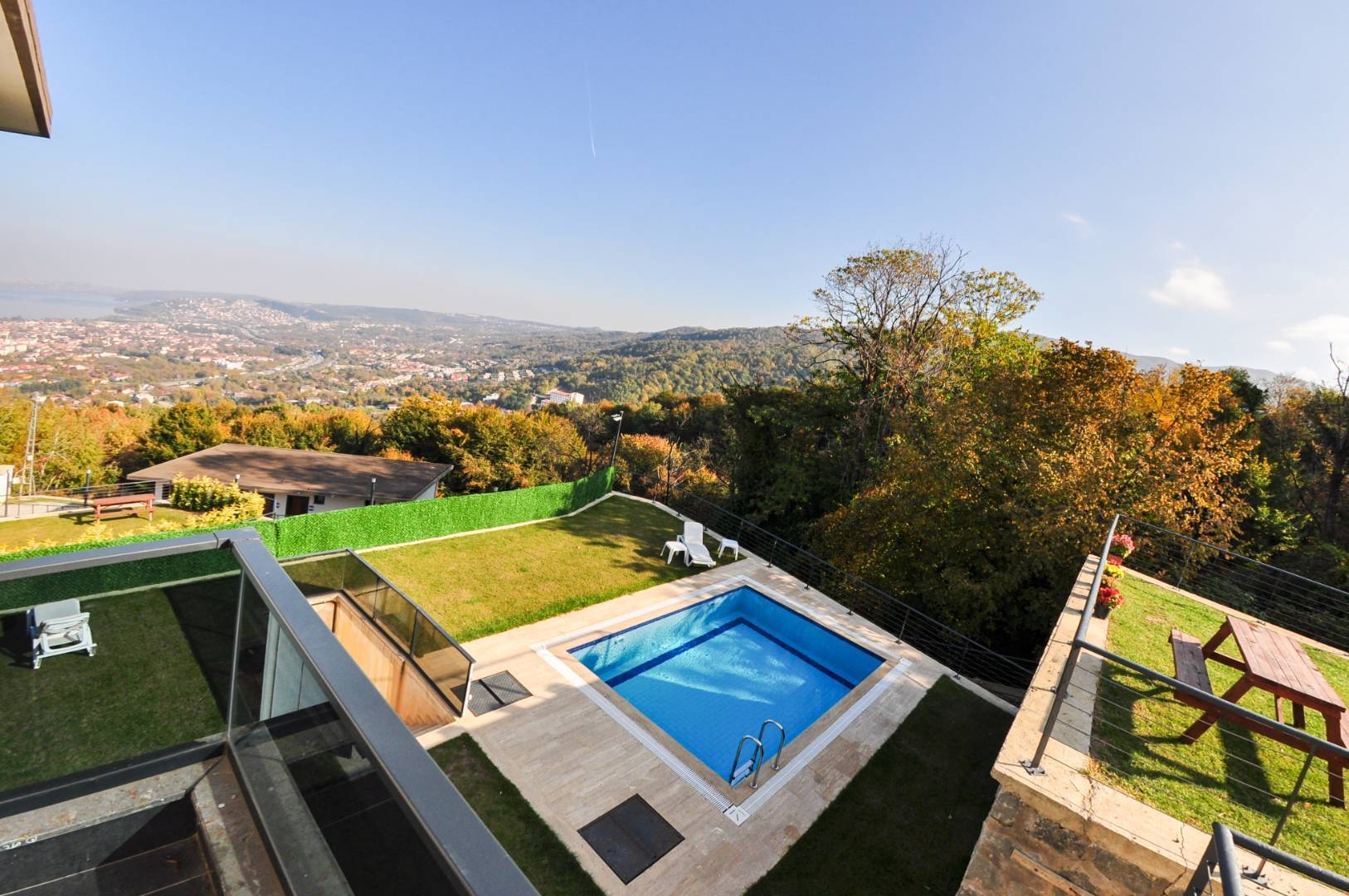 Sapanca Güldibi'nde Muhteşem Tesiste, Özel Havuzlu, Modern Villa