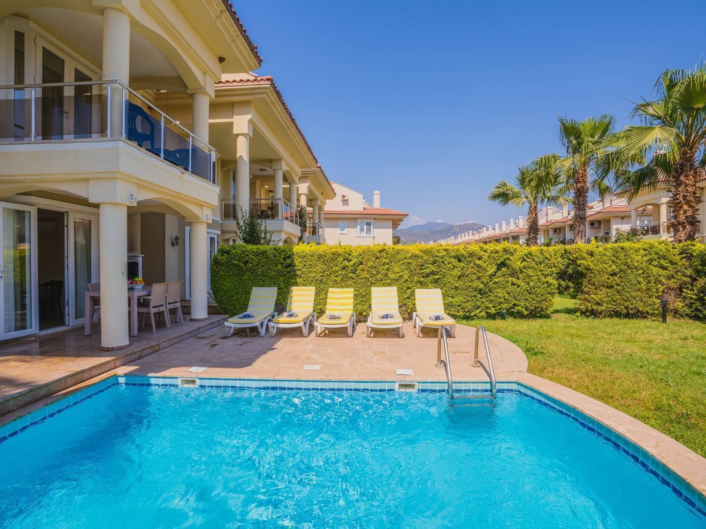 Fethiye Karagedik'te Site İçerisinde, Özel Plaj ve Havuzlu, Şık Villa-31235