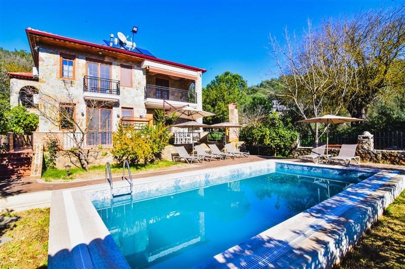 Muğla Fethiye'de Huzurlu, Ahşap Mimarili, 6 Kişilik Kiralık Villa