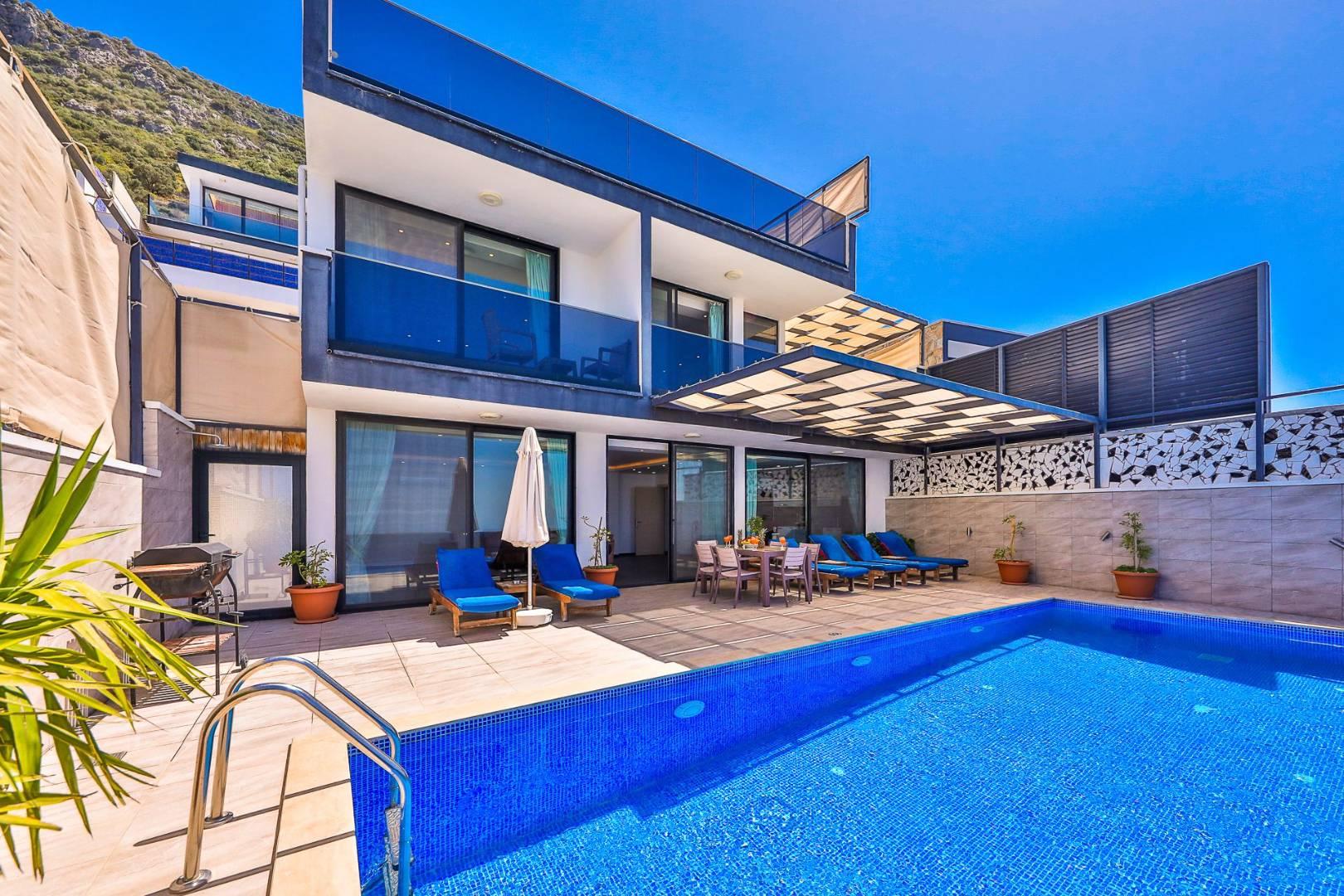Kaş Bezirgan'da Eşsiz Manzaralı, Açık ve Kapalı Havuzlu, Şık Villa-15955