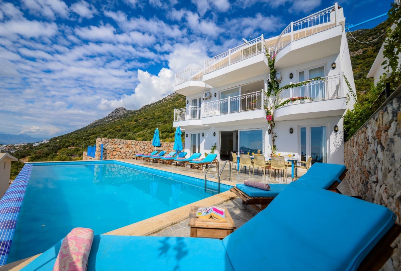 Kaş Bezirgan'da Enfes Deniz Manzaralı, Özel Havuzlu, Konforlu Villa