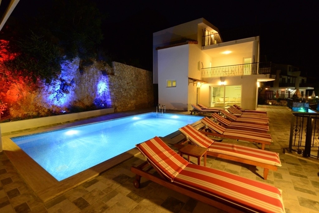 Kalkan'da Muhteşem Manzaralı, Özel Havuzlu, 12 Kişilik Konforlu Villa