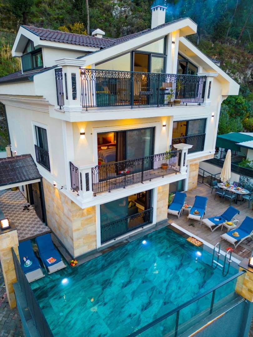 Muğla Fethiye'de Enfes Deniz Manzaralı, Kapalı Havuzlu, Saunalı Villa