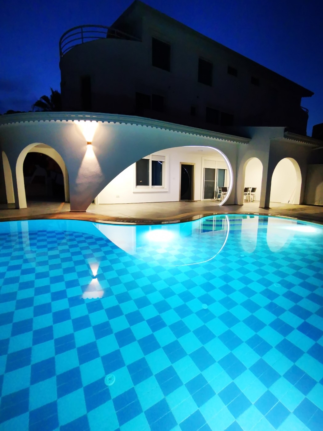 Serik Kadriye'de Şık Mimari Yapıya Sahip, Özel Havuzlu, Konforlu Villa