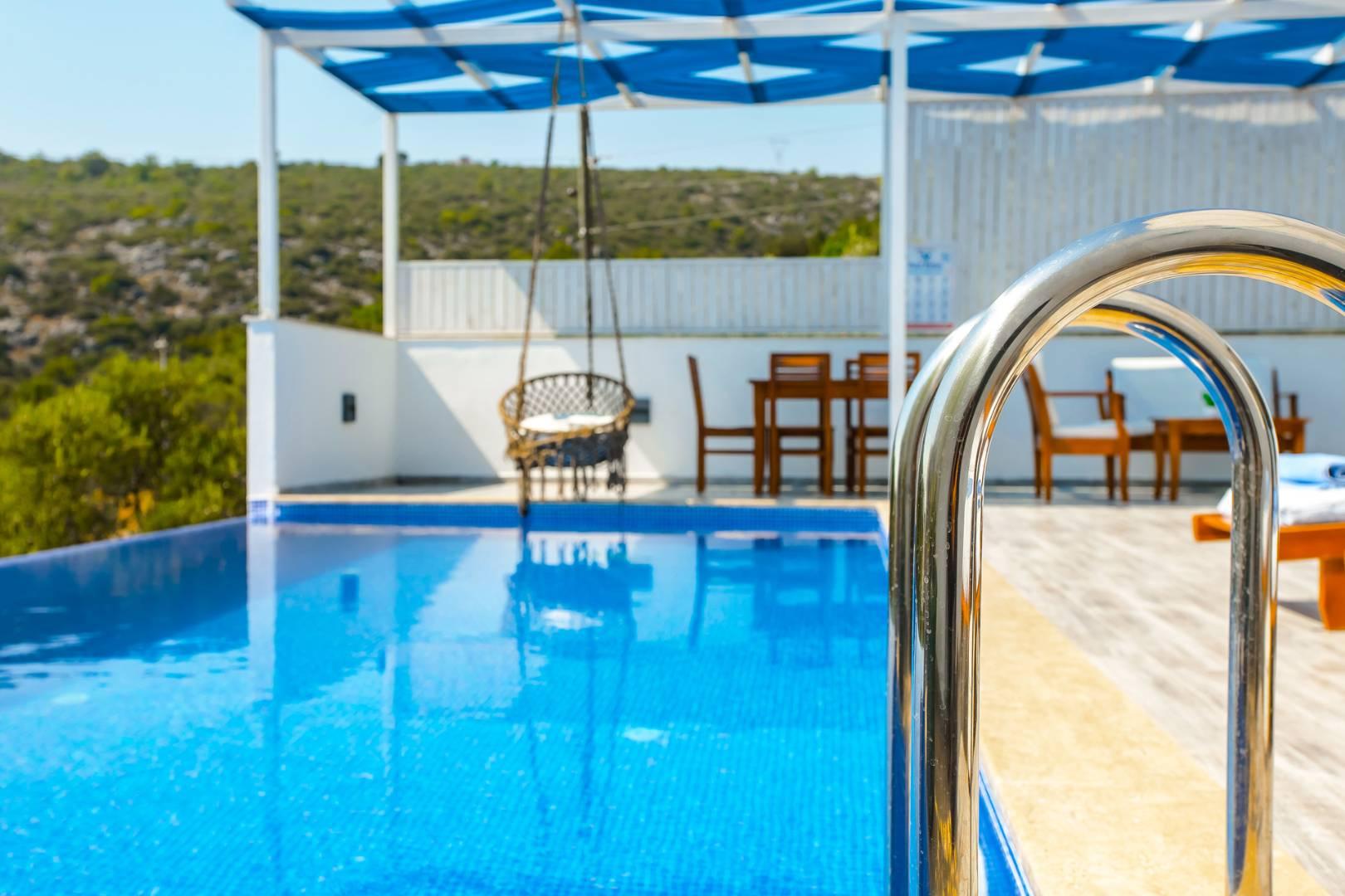 Kaş Üzümlü'de Yemyeşil Doğa Manzaralı, Özel Havuzlu, Jakuzili Villa-27031