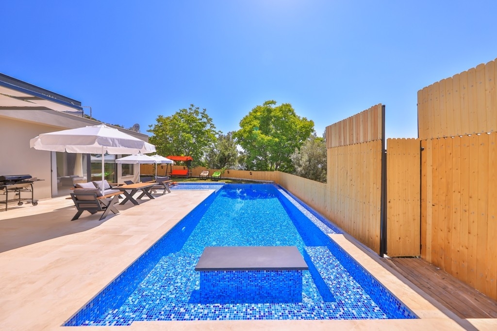 Kalkan İslamlar'da Sakin Konumda, Isıtmalı Havuzlu, Kiralık Villa