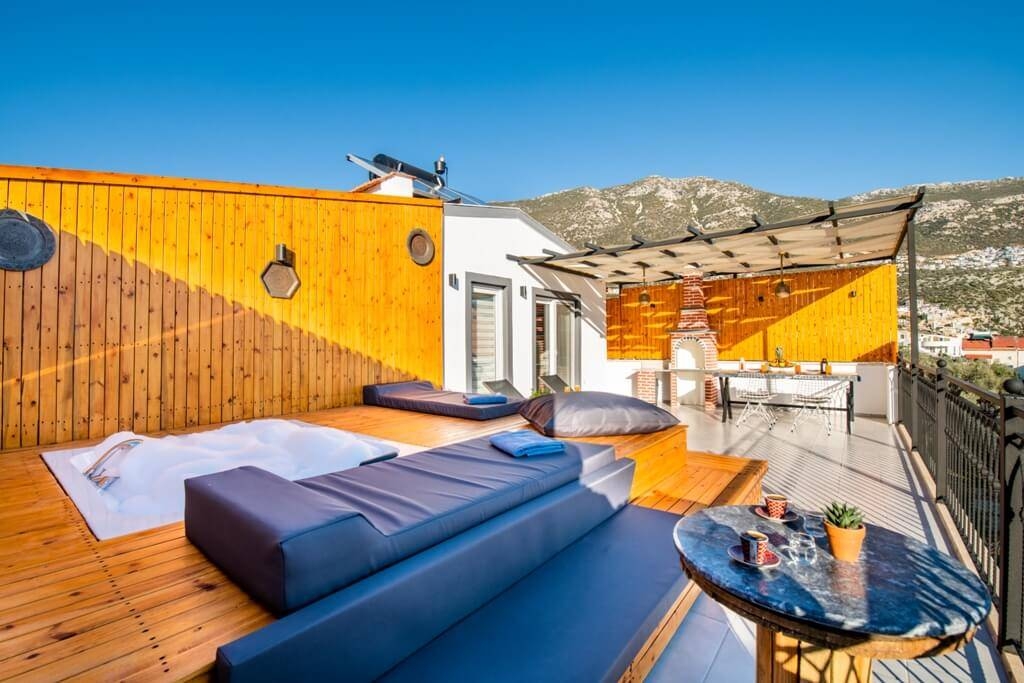 Kaş Kalkan'da Deniz Manzaralı, Çift Jakuzili, 4 Kişilik Tatil Evi