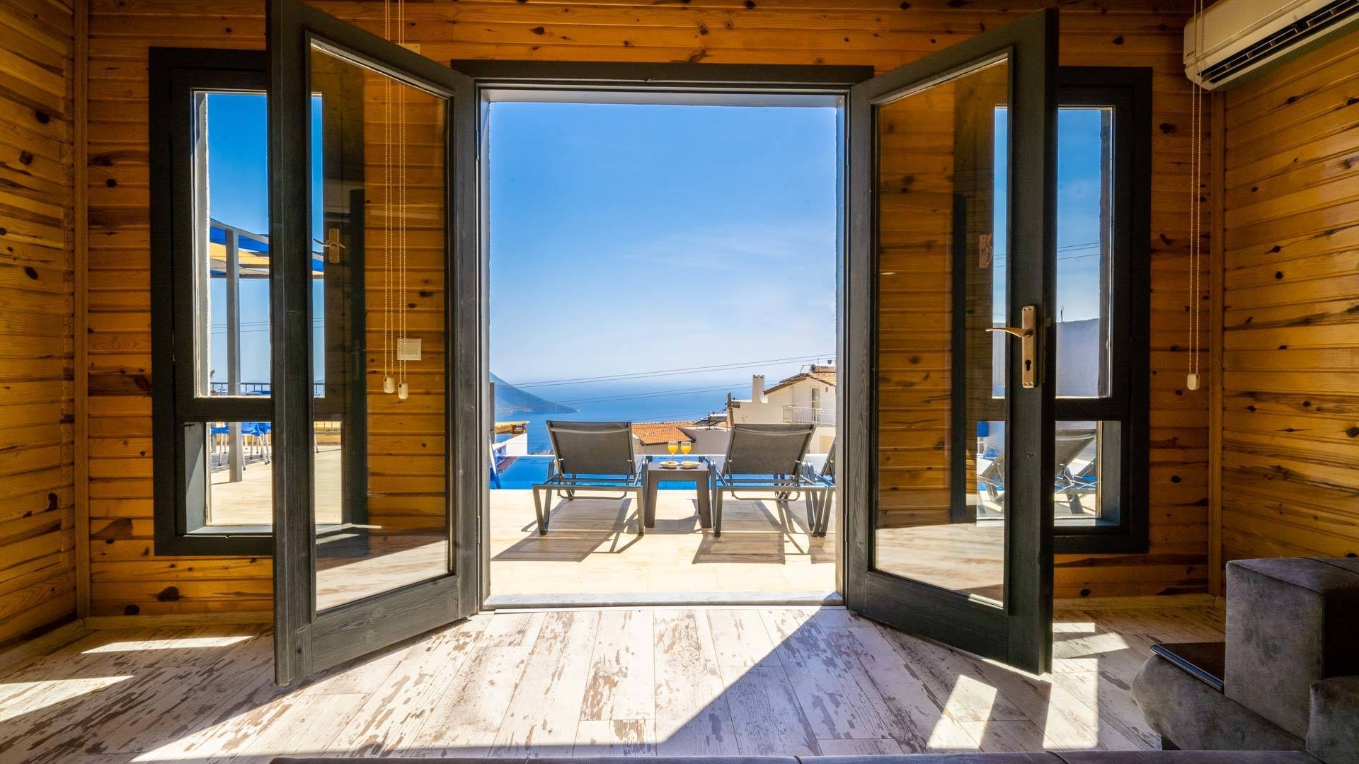 Kaş İslamlar'da Ahşap Mimarili, Sonsuzluk Havuzlu, Kiralık Villa