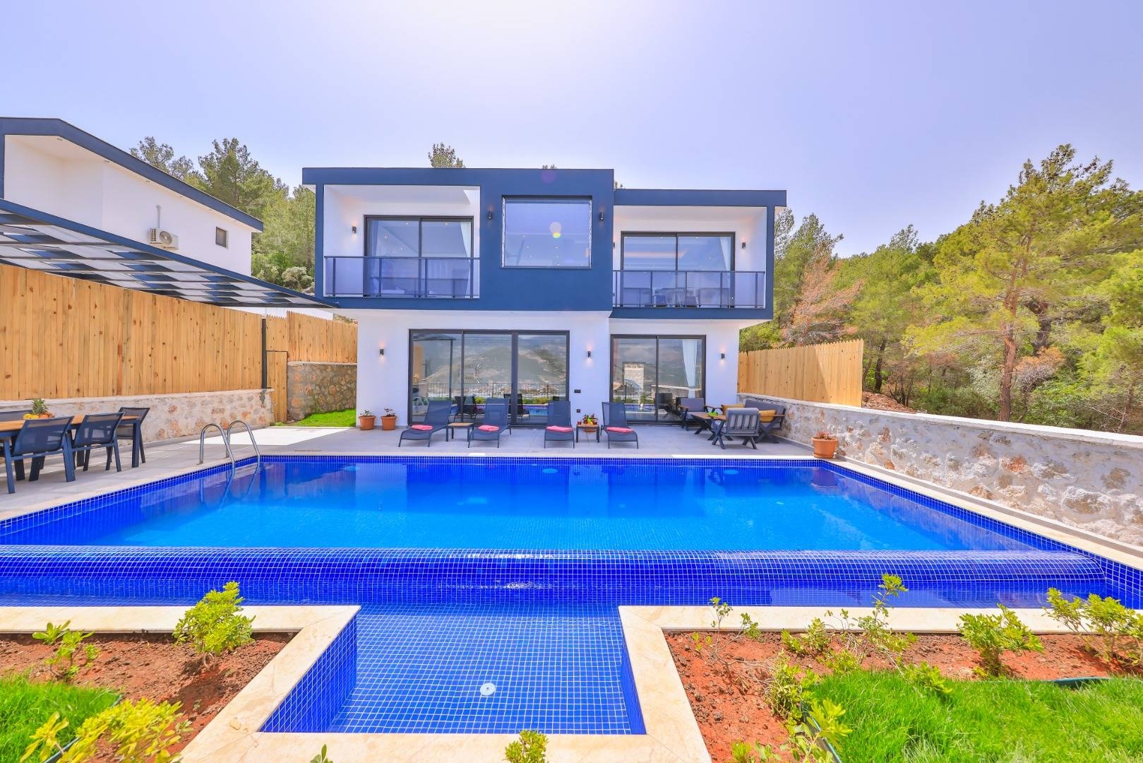 Kalkan Yeşilköy'de Doğa Manzaralı, Özel Havuzlu, Konforlu Villa