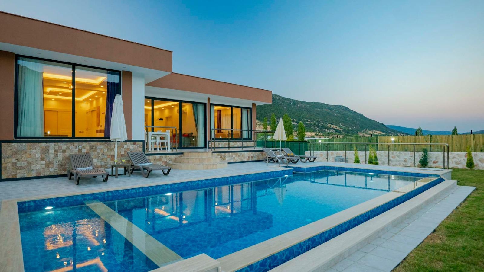 Kaş Sarıbelen'de Geniş Bahçeli, Özel Havuzlu, 2+1, Lüks Villa-24324
