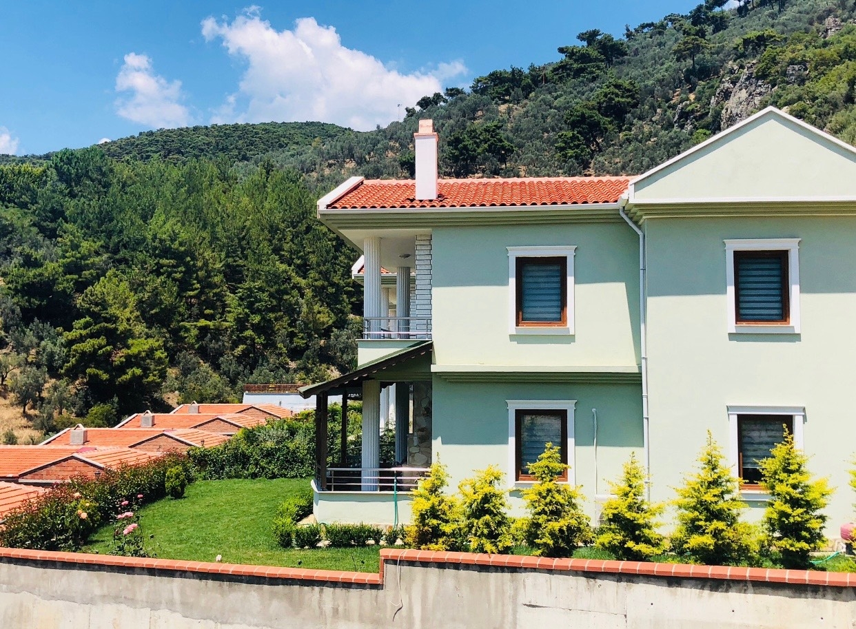 Balıkesir Edremit'te Deniz Manzaralı, Geniş Bahçeli, Kiralık Villa