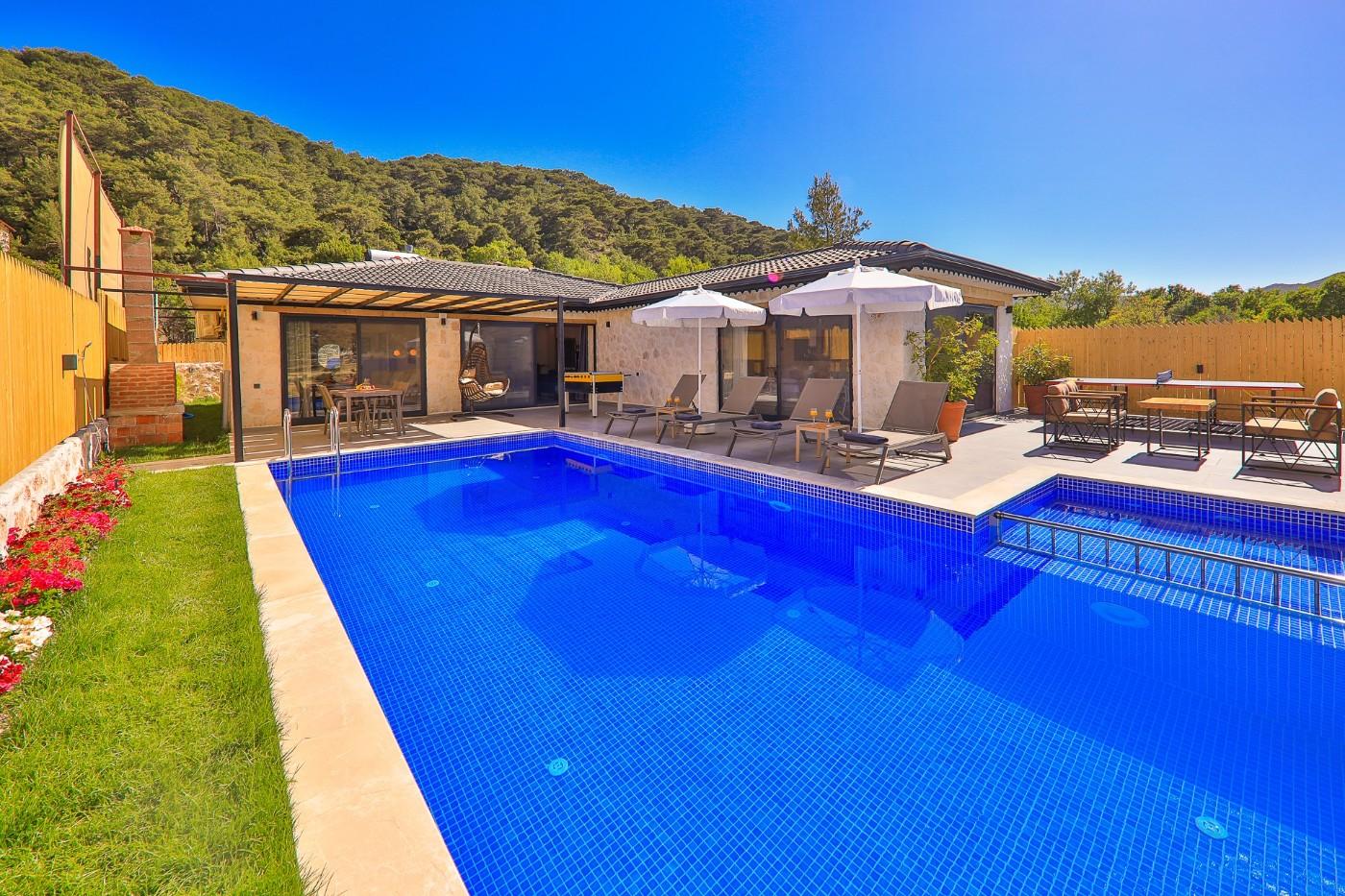 Kaş Sarıbelen'de Mükemmel Doğada, Özel Havuzlu, Şık Villa-21745