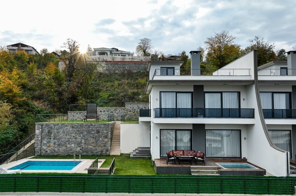 Sapanca Güldibi'nde Muhteşem Tesiste, Özel Havuzlu, Modern Villa