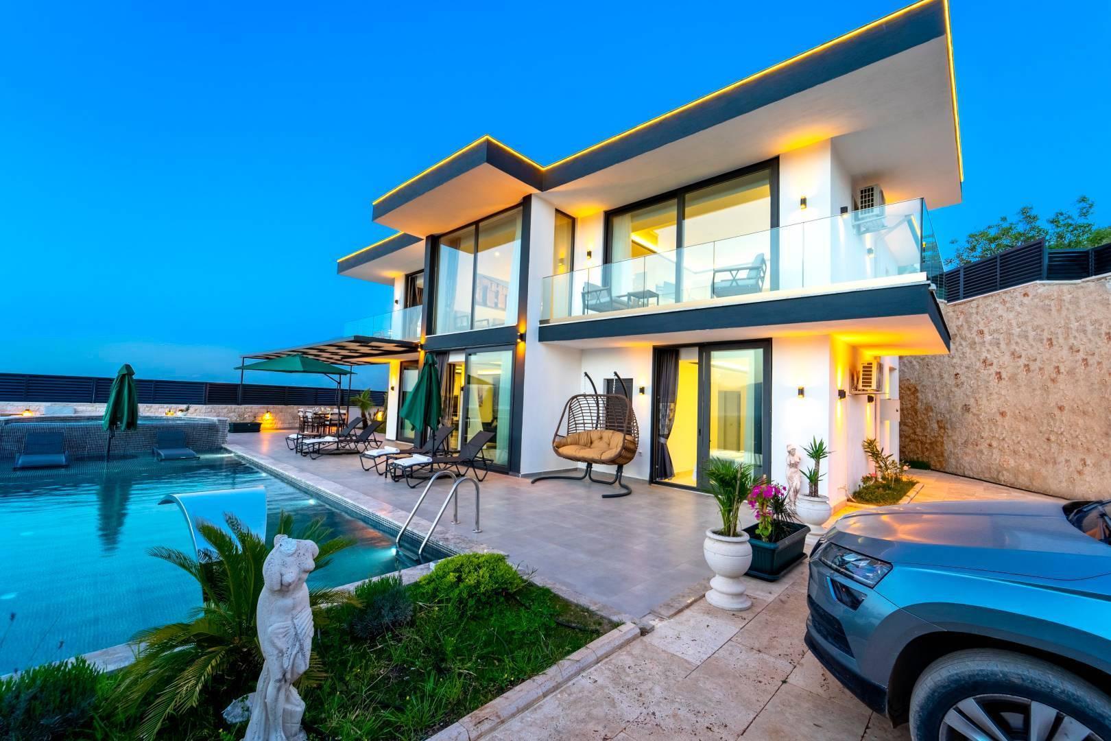 Kaş Yeşilköy'de Deniz Manzaralı, Saunalı, 6 Kişilik, Lüks Villa-31085